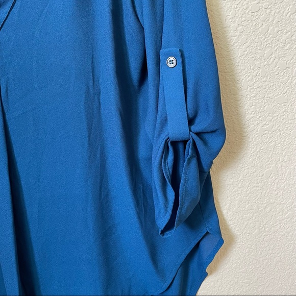 Lush V-Neck Blouse w Roll-up Sleeves (Like New) - Picture 4 of 4